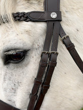 Load image into Gallery viewer, Traditional Showing Hunter Snaffle Bridle with Serenity Comfort Poll Relief Head - Shetland/Native/Full/XF