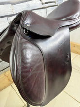 Load image into Gallery viewer, 17” Medium Prestige/John Whitaker Jump Saddle - Burgundy
