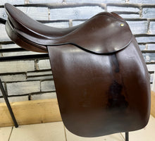 Load image into Gallery viewer, 17” Wide Palaton Derby House Show Ring Mark II Working Hunter Saddle - Brown