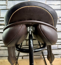 Load image into Gallery viewer, 17 1/2” MN Kruger MonoFlap Jump Saddle - Brown - High Wither - Jumping/XC - TB ROR