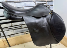 Load image into Gallery viewer, 17-17 1/2” MW Henri De Rivel Jump Saddle - Black