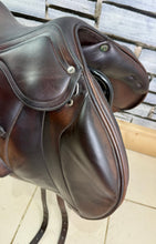Load image into Gallery viewer, 17” +1.5 (MW) Amerigo Vega Monoflap Jump Saddle - Brown