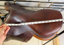Load image into Gallery viewer, 17 1/2” Medium-MW Devoucoux Biarritz Double Flap Jump Saddle - Brown/Tan