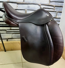 Load image into Gallery viewer, 17 1/2” XW Kruger WH/VSD Working Hunter Cob Saddle -Brown- Extra Wide 4xStraps