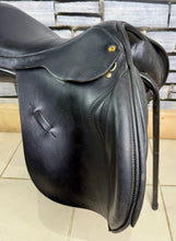 Load image into Gallery viewer, 17 1/2” Wide Black Country Ricochet High Wither Jump Saddle - Black