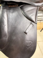 Load image into Gallery viewer, 15” Medium-Wide/XW Equxtra Serpent WH Pony Show Saddle - Changeable Gullet - Brown