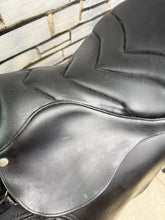 Load image into Gallery viewer, 17” Wide Trapezius Panel Saddle - Black