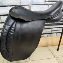 Load image into Gallery viewer, 17 1/2” XW Oakfield Santana WH Saddle - Black