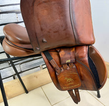 Load image into Gallery viewer, 17 1/2” XW-XXW Frank Baines Balance Zenith Jump Saddle - Tan