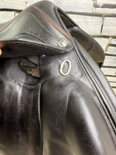 Load image into Gallery viewer, 17 1/2” Medium-MW Devoucoux Chiberta Lab Monoflap Jump Saddle - Black/Orange