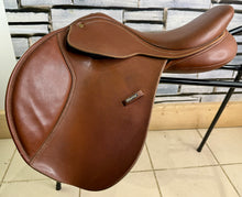 Load image into Gallery viewer, 16 1/2” MW/Changeable Gullet Wintec Jump Saddle - Tan
