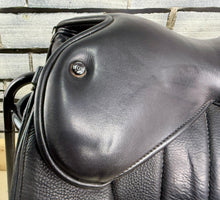 Load image into Gallery viewer, Size 2/18” Changeable Gullet Width 3 Wow Competitor Dressage Saddle - Black