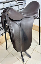 Load image into Gallery viewer, 18” Medium Morris &amp; Nolan Dressage Saddle - Brown