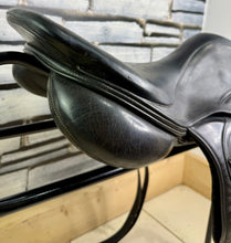 Load image into Gallery viewer, 18” MW Albion Kontact Monoflap Jump Saddle - Black - Moveable Blocks
