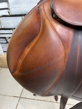 Load image into Gallery viewer, 17” Wide Butet Monoflap Cross Country Jump Saddle - Brown/Tan