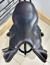 Load image into Gallery viewer, 17” MW Voltaire Lexington Monoflap Jump Saddle - Brown