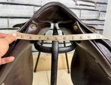 Load image into Gallery viewer, 17” MW Heritage Close Contact Jump Saddle - Brown
