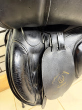 Load image into Gallery viewer, 17” MW Oakland House Saddlery GP/Jump Saddle - Black - Cob Medium Wide