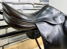 Load image into Gallery viewer, 17” Medium - MW Equipe Synergy Monoflap Jump Saddle - Black