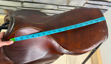 Load image into Gallery viewer, 17 1/2” B (Medium) Stubben Siegfried II Jump Saddle - Tan