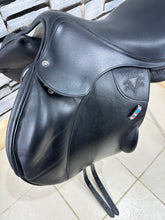 Load image into Gallery viewer, 17 1/2” MW Voltaire Lexington Monoflap Jump Saddle - Black