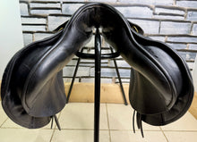 Load image into Gallery viewer, 17 1/2” MW Albion K2 Jump Saddle - Black -Big Blocks- Mega Comfy