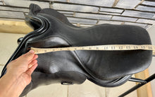 Load image into Gallery viewer, 16 1/2 - 17” MN Bespoke Classic Jump Saddle - Black -High Wither- TB/ROR - Big Blocks
