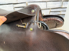 Load image into Gallery viewer, 16 1/2” Global Saddlery English 1 1/4 St/8kg Weighted Racing Saddle - Brown