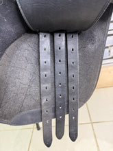 Load image into Gallery viewer, 17” XW/Changeable Gullet Wintec 2000 GP Saddle - Black