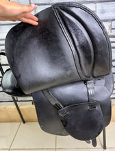 Load image into Gallery viewer, 17” Wide Trapezius Panel Saddle - Black