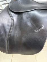 Load image into Gallery viewer, 17 1/2” Medium/Changeable Gullet Bates Caprilli GP Saddle - Black