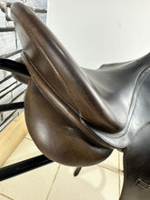 Load image into Gallery viewer, 16 1/2” XW/Changeable Gullet Colliegate Convertible Dressage Saddle - Brown