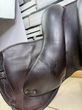 Load image into Gallery viewer, 16 1/2” MW Harry Dabbs Future Monoflap Jump Saddle - Shoulder Free - Brown