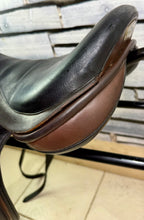 Load image into Gallery viewer, 17” Medium-MW Black Country Vinici MonoFlap Jump Saddle -Brown/Black- Jumping/XC