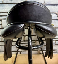 Load image into Gallery viewer, 17” XW/Changeable Gullet Bates Caprilli GP Saddle - Black
