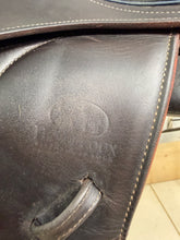 Load image into Gallery viewer, 17 1/2” MW Devoucoux Chiberta O Jump Saddle - Brown
