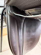Load image into Gallery viewer, 17 1/2” MW Patrick Wilkinson VSD/WH Saddle - Brown