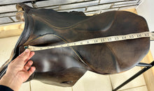 Load image into Gallery viewer, 17 1/2” MN (Fit 27) Stubben Siegfried CS Biomex Jump Saddle - Brown