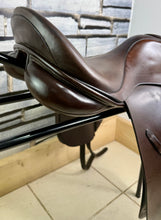 Load image into Gallery viewer, 17 1/2” Wide Barnsby USDF Dressage Saddle - Brown