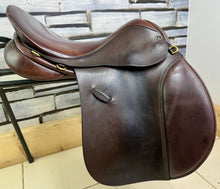 Load image into Gallery viewer, 17” XW Farrington Cob VSD Saddle - Brown