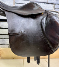 Load image into Gallery viewer, 17 1/2” Medium Albion Kontrol Forward Flap Jump Saddle - Brown