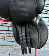 Load image into Gallery viewer, 17 1/2” Wide Ideal International Event Saddle - Black