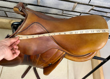 Load image into Gallery viewer, 17” Wide Butet Monoflap Cross Country Jump Saddle - Brown/Tan