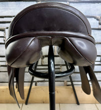Load image into Gallery viewer, 17” Wide Crown/Ideal 1350 GP Saddle - Brown - Big Blocks - English Leather