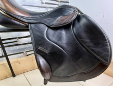 Load image into Gallery viewer, 17” XW Silhouette Dual/Double Flap Jump Saddle - Black/Brown
