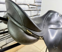 Load image into Gallery viewer, 17 1/2” Medium/Changeable Gullet Bates Caprilli GP Saddle - Black