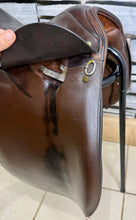 Load image into Gallery viewer, 17” Wide Palaton Derby House Show Ring Mark II Working Hunter Saddle - Brown