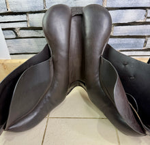Load image into Gallery viewer, 17 1/2” Wide Barnsby GP Saddle - Brown