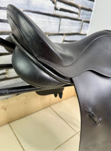 Load image into Gallery viewer, 17” MW Black Country WH/VSD Saddle - Dark Havana/Black