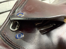 Load image into Gallery viewer, 17” Medium Prestige/John Whitaker Jump Saddle - Burgundy